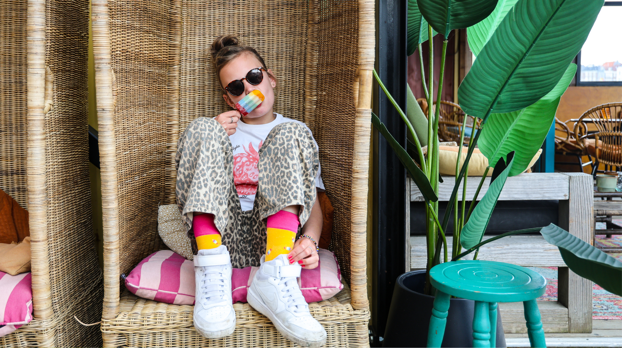 meisje met regenboogijsje in hand