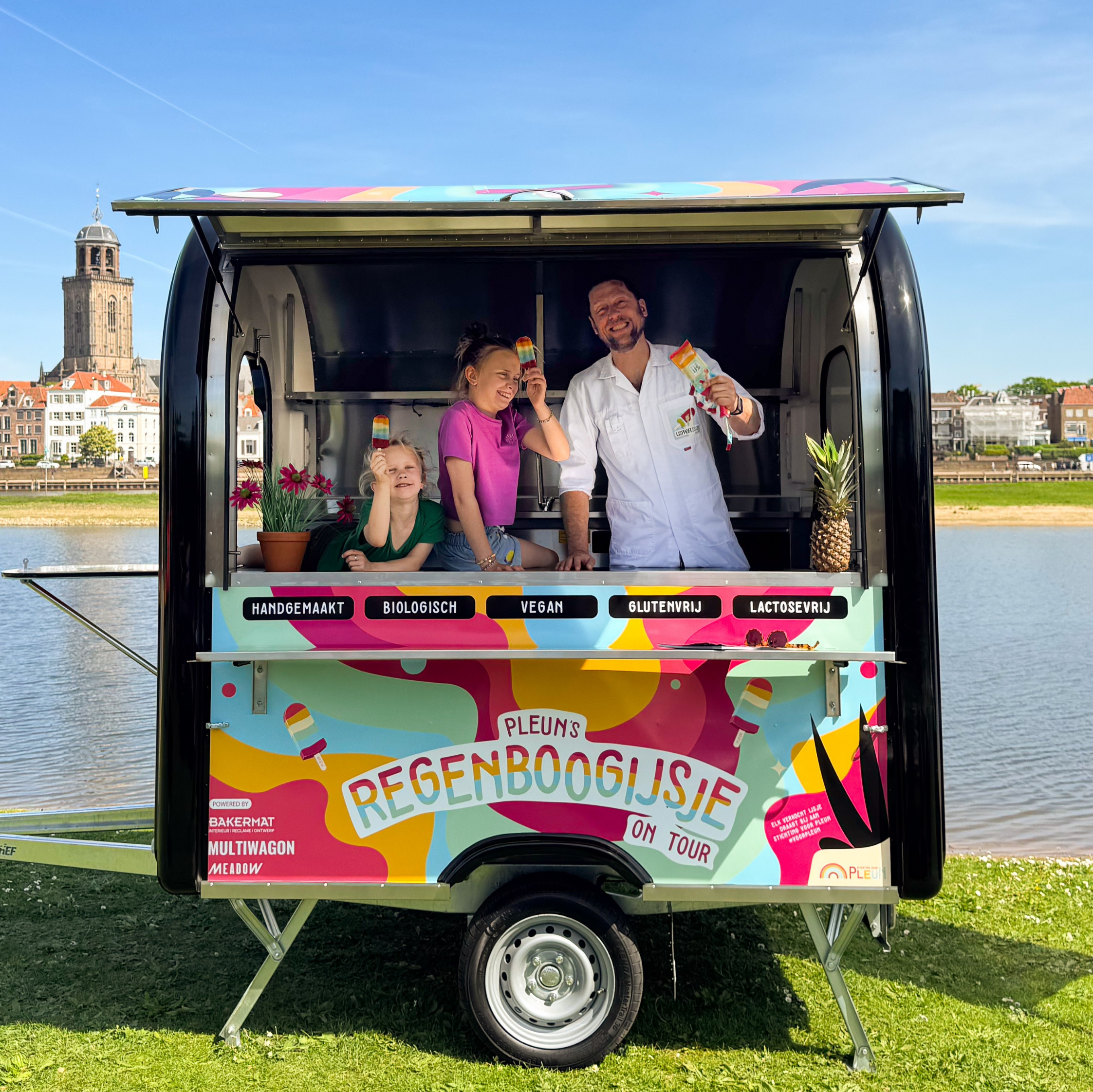 Multiwagon met regenboogijsjes in deventer